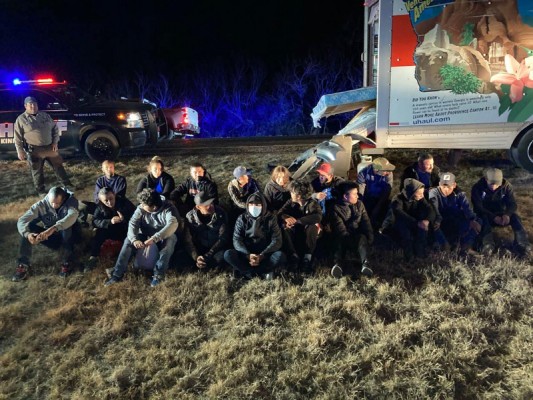 Detienen a 18 indocumentados en camión de mudanzas que viajaba de Eagle Pass a Bracketville