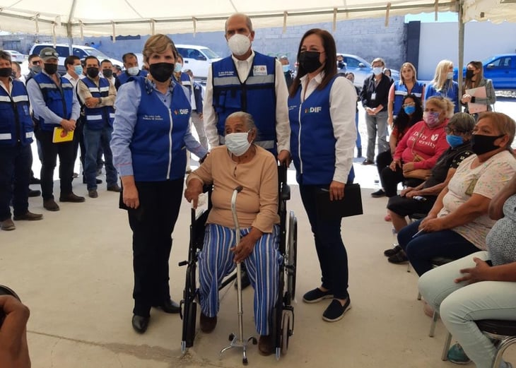 Personal de DIF Monclova donan silla de ruedas a ciudadana de la tercera edad