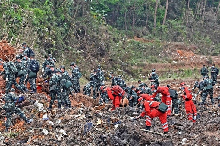 Grupos de rescate chinos hallan restos humanos y motor en lugar del siniestro aéreo