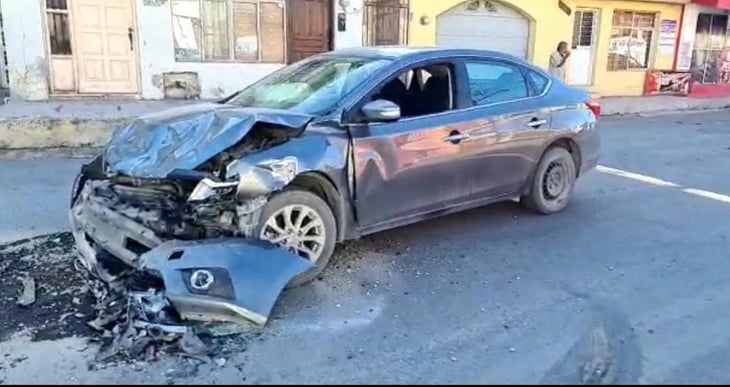 VIDEO: Conductora excede el límite de velocidad y provoca choque en Monclova