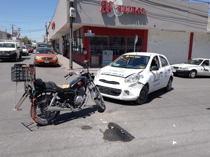 Taxi embiste a motociclista en Monclova