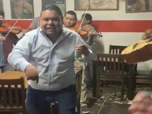 VIDEO: Captan a alcalde de San Juan de Sabinas bailando y bebiendo en cantina