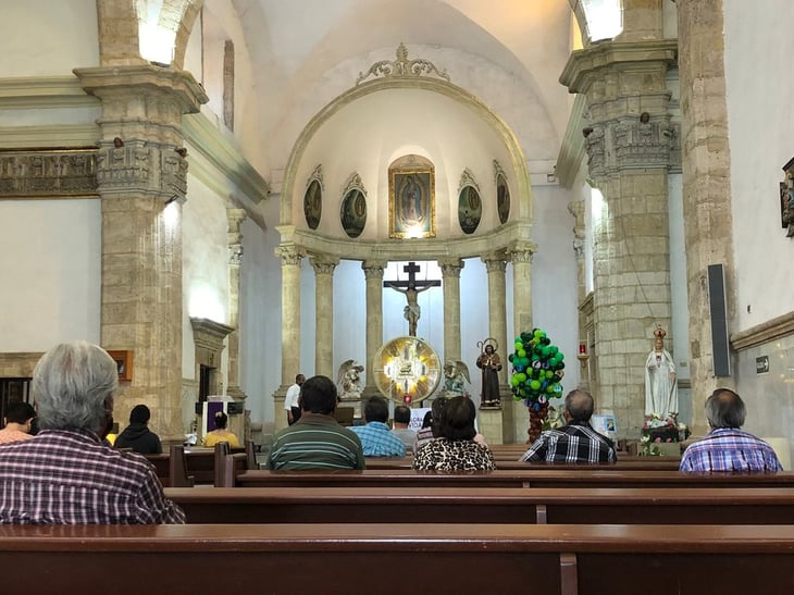 Católicos acuden a misa en la Santiago Apóstol de Monclova