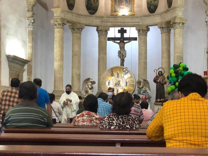 Católicos acuden a misa en la Santiago Apóstol 