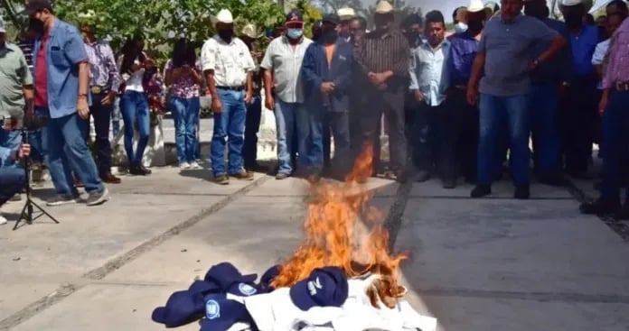 Alcaldes de 5 municipios de tamaulipas queman playeras del pan y se van a morena