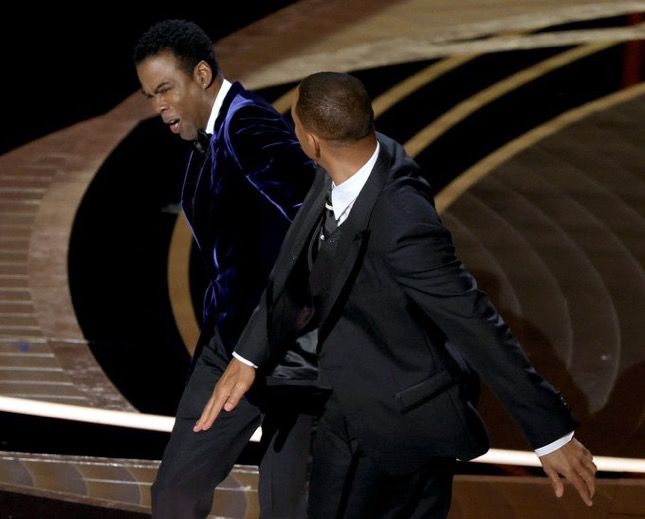 Will Smith desconcierta en la gala de los Oscar abroncando a Chris Rock
