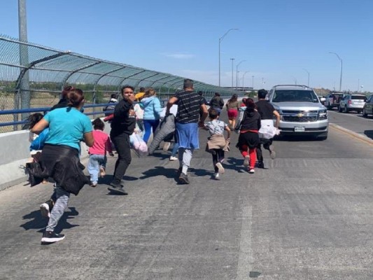 Migrantes se amotinan y escapan del INM en Piedras Negras para cruzar el Puente Dos, fue cerrado