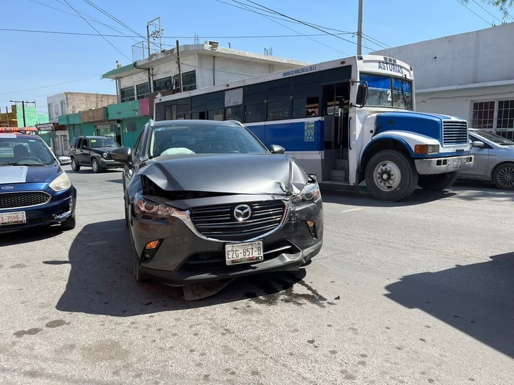 Conductora se pasa alto y provoca choque en la Zona Centro de Monclova