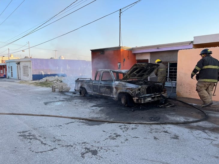 Drogadicto incendia camioneta en la colonia Cañada Sur de Monclova