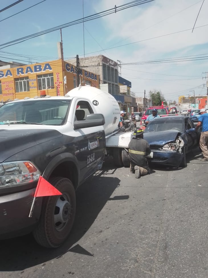 Conductor estrella su auto contra pipa de gas Lp en la Zona Centro de Monclova