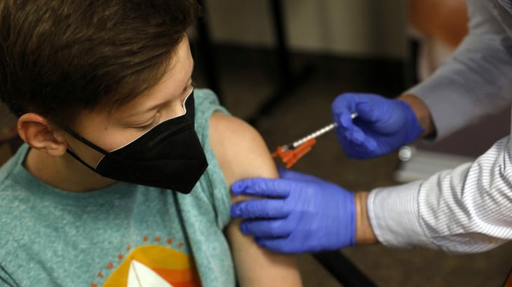 Niños de 5 a 12 años son vacunados contra COVID-19 en Monclova 