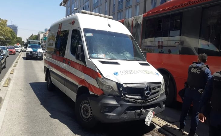 Ambulancia patito se mete al carril de Metrobús y atropella a policía