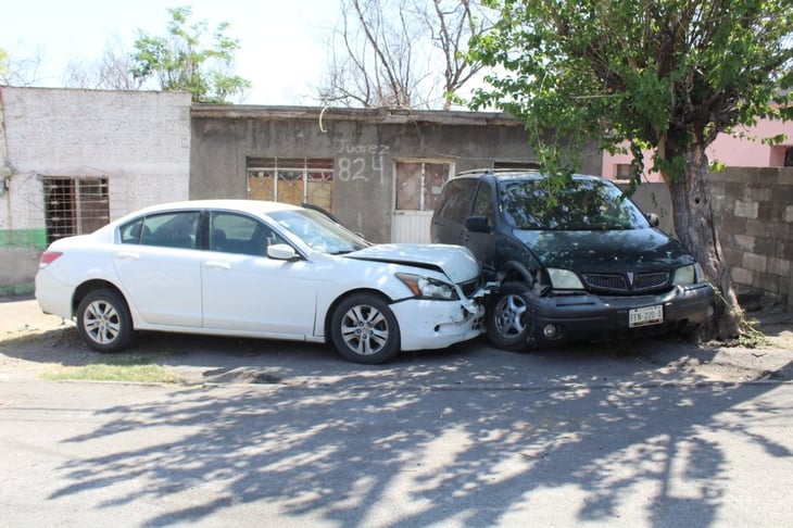 Cafre estrella su auto contra camioneta estacionada en la Zona Centro de Monclova
