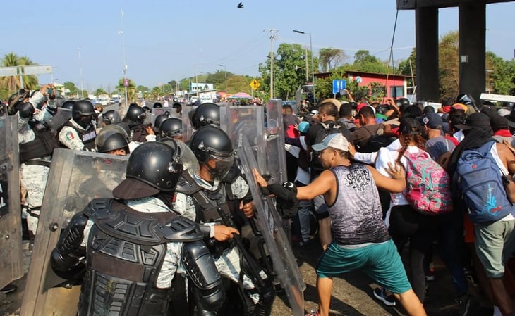 Migrantes y elementos de la Guardia Nacional se enfrentan en Chiapas