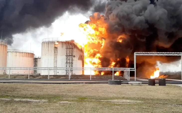 Ucrania bombardea depósito de gasolina ruso; cae negociación