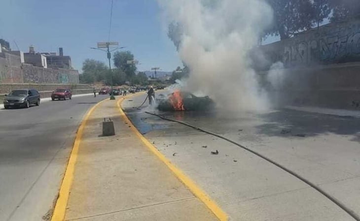 Vehículo vuelca y se incendia en bulevar de SLP