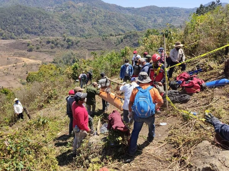 Rescatan cuerpo de hombre que cayó a caverna en Oaxaca