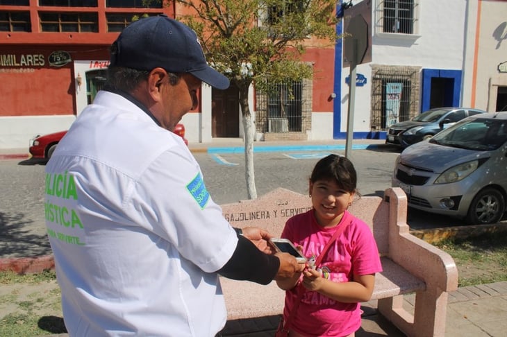 Hija de policía pone el ejemplo y entrega costoso celular extraviado en la plaza