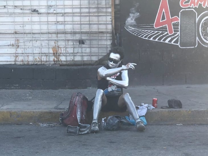 Artista urbano se prepara para su jornada laboral en Monclova
