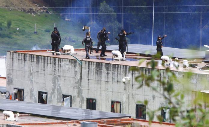 Al menos 12 presos murieron en enfrentamientos en una cárcel de Ecuador