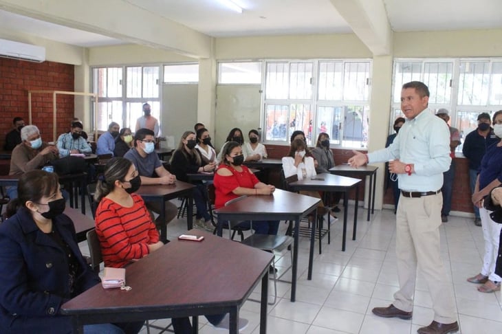 Alumnos del Cecytec  piden aula audiovisual a Hugo Lozano  