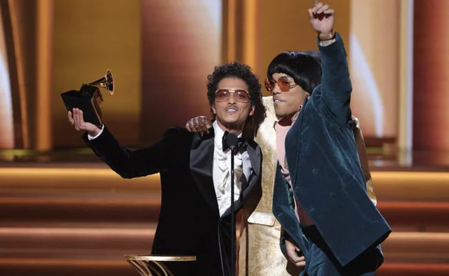 Bruno Mars y Silk Sonic sorprenden durante la apertura de la transmisión de los Grammys 2022