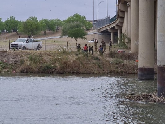 La Patrulla Fronteriza rescata a 10 adultos y seis menores migrantes varados en isleta del río Bravo