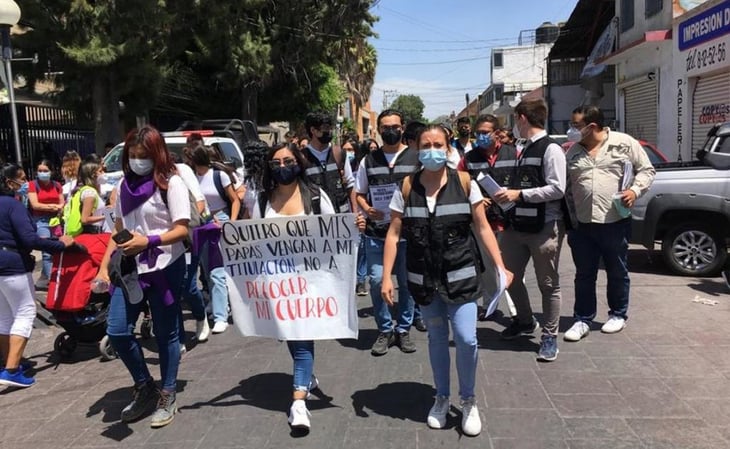 Marchan estudiantes de la UASLP en capital potosina