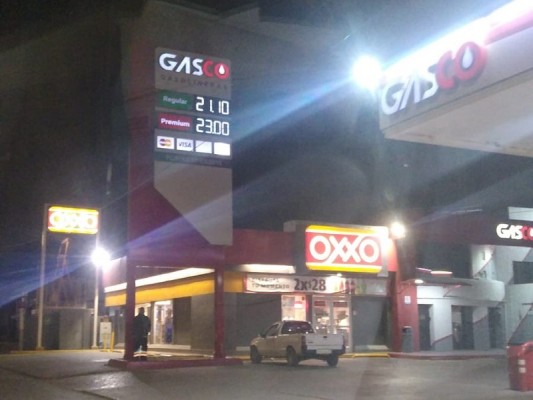 Precios de las gasolinas bajarán nuevamente este martes en la frontera norte, confirma gasolinero