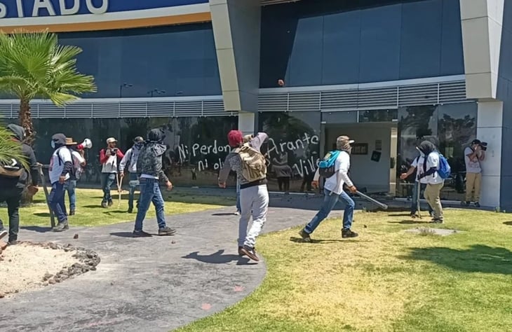 Comuneros de Arantepacua causan destrozos en Fiscalía de Michoacán