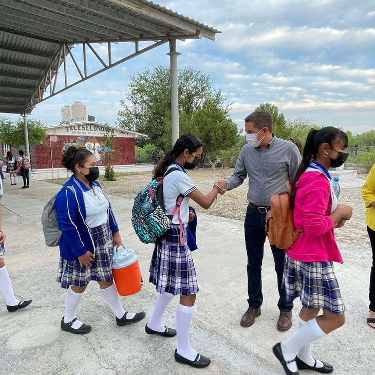 Alcalde de San Buena desea suerte a alumnos de ejidos que viajaron a vacunarse a la frontera