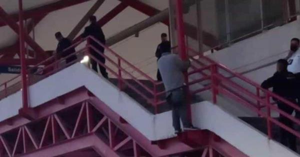 VIDEO: Hombre se lanza desde estación de metro en Monterrey