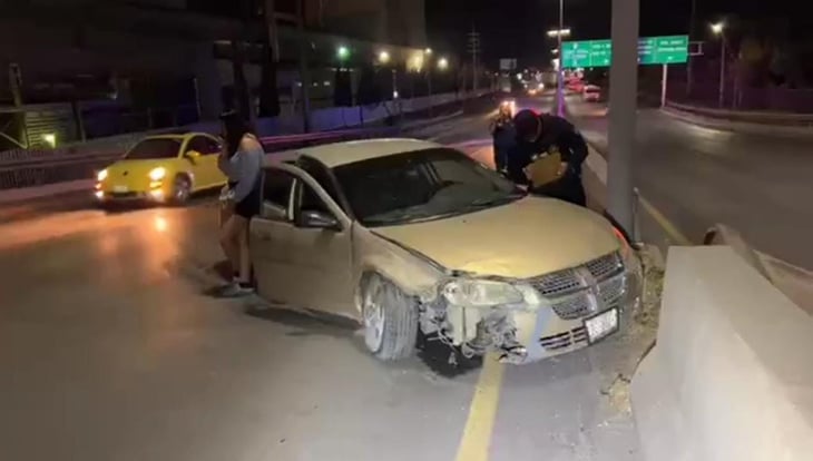 Conductor choca contra muros de concreto en puente de AHMSA y queda lesionado