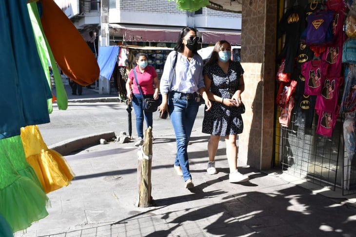 Poste representa peligro para ciudadanos al caminar por la banqueta de calle Hidalgo