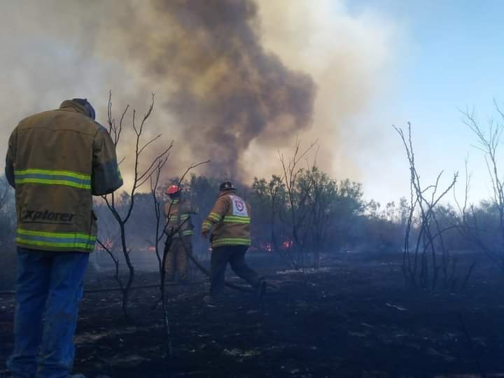    Incendio se extiende 6 kilómetros en la carretera Monclova-Monterrey