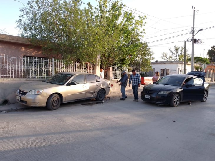 Conductor choca contra vehículo estacionado en el Fraccionamiento Moderno de Monclova