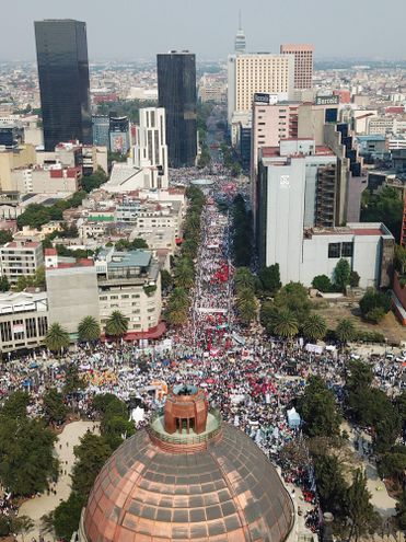 Miles de mexicanos manifiestan su apoyo a reforma eléctrica de López Obrador