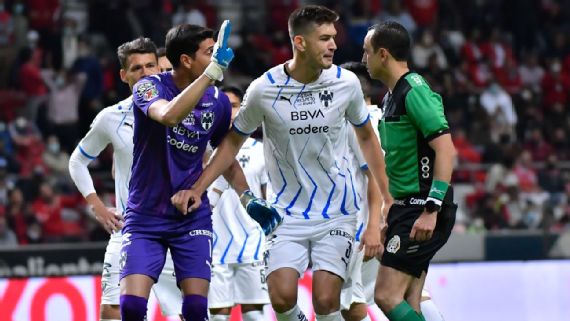 Jugadores de Monterrey tienen altercado con árbitro Eduardo Galván tras empate contra Toluca