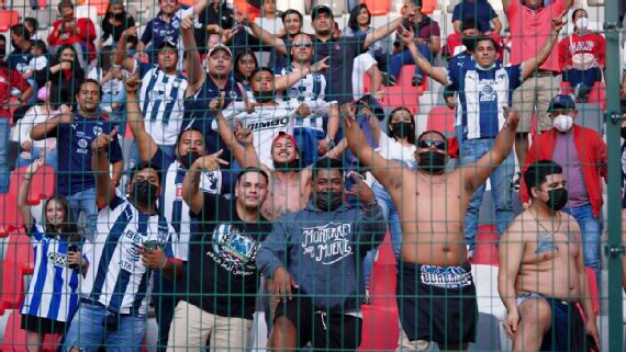 Grupo de aficionados fueron retirados del Toluca vs. Monterrey por 'alterar el orden'