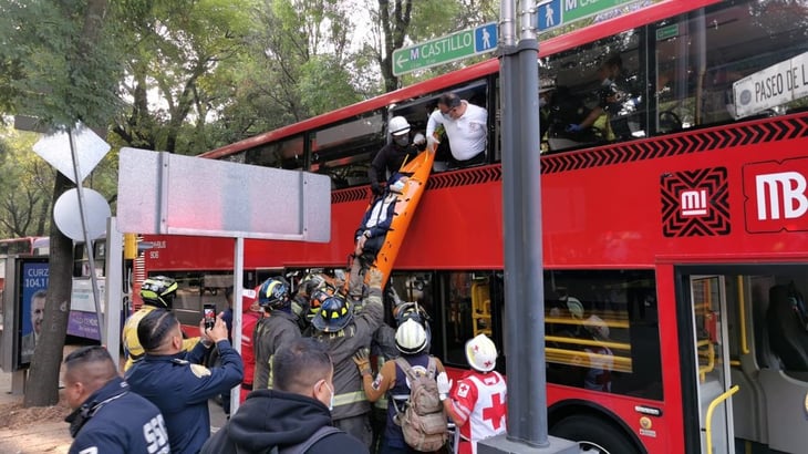 Choca Metrobús y camión de pasajeros en Paseo de la Reforma; hay 41 lesionados