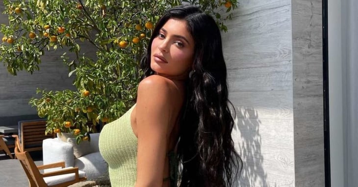 Kylie Jenner presume su tonificado abdomen a dos meses de haber dado a luz
