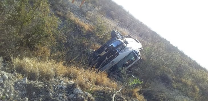 Vuelca camioneta en carretera estatal Candela-Monclova