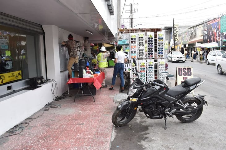 El comercio informal de calle Hidalgo invade las banquetas