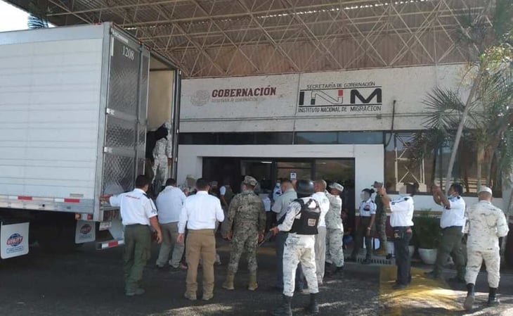 Detienen tractocamión con 61 migrantes en Oaxaca