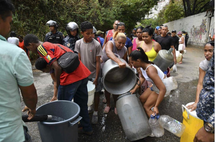 ONG: 47 % de venezolanos en 12 ciudades almacenan agua por fallas en servicio