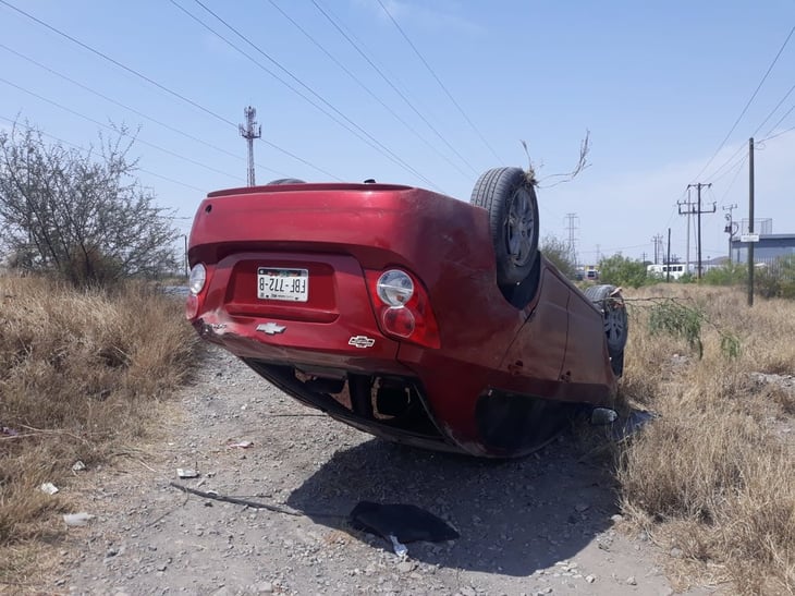  Camión choca auto y lo hace volcar en el libramiento Carlos Salinas de Gortari
