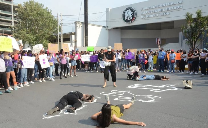 Mujeres protestan frente a Fiscalía de NL por desapariciones