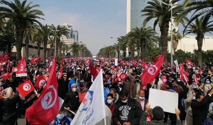 Un millar de tunecinos protestan contra la disolución del Parlamento