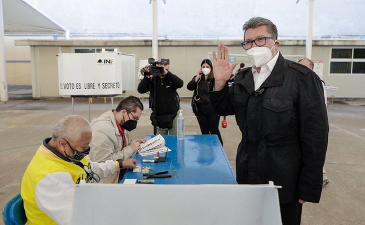 Ricardo Monreal acude a votar en la revocación de mandato
