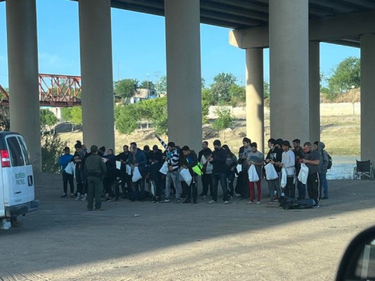 Un grupo de 30 indocumentados ‘burla vigilancia’; cruzó por debajo el Puente Dos de Eagle Pass